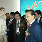 开幕式后参观展厅