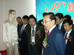 开幕式后参观展厅